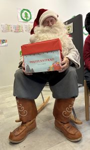Joulupukki sylissään postilaatikko lasten kirjeille